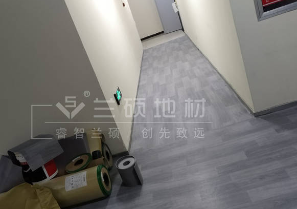 石家庄500强央企中交集团石家庄公司职工餐厅走廊 逸彩7003铺设成功
